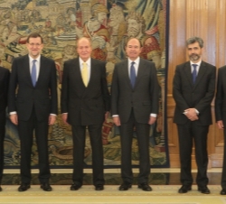 Su Majestad el Rey junto al presidente del Gobierno, los presidentes del Senado, del Tribunal Constitucional, del Tribunal Supremo y del Consejo Gener